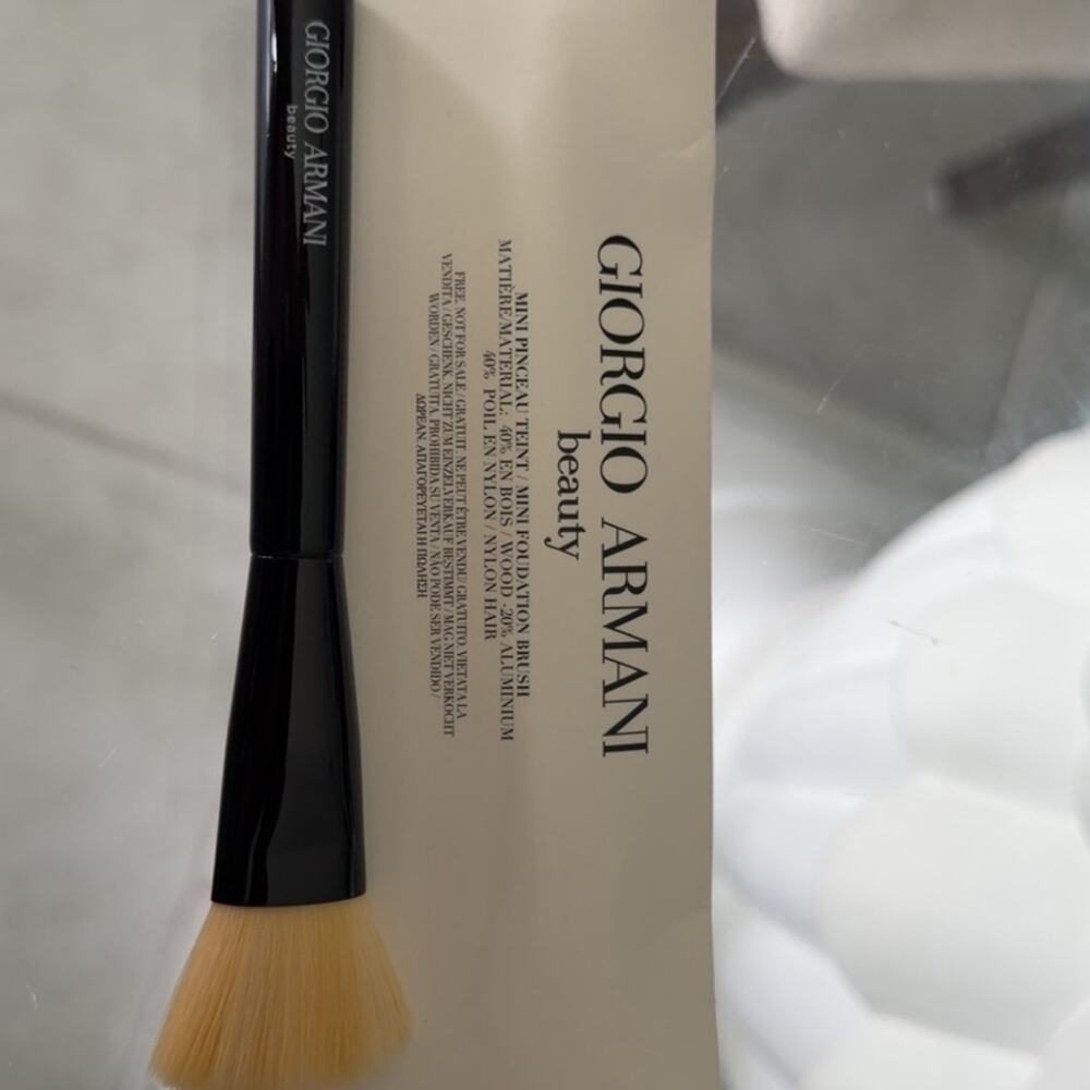 Giorgio Armani Beauty Mini Foundation Brush – New in Box